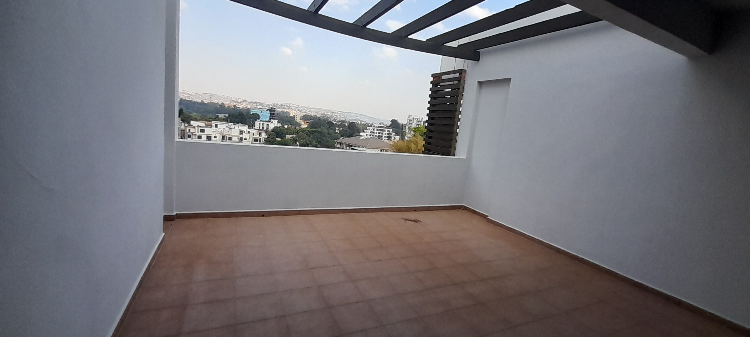 Appartement T4, à l’étage, 150 m2, Ivandry, LA 5120