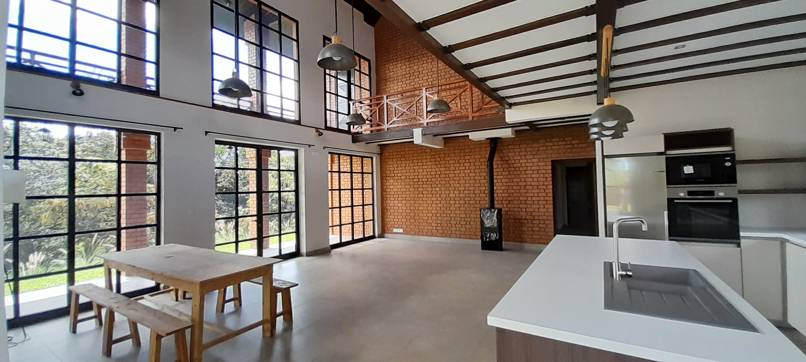 Villa traditionnelle à étage, T5, 320 m2, Ivato, ML 4368
