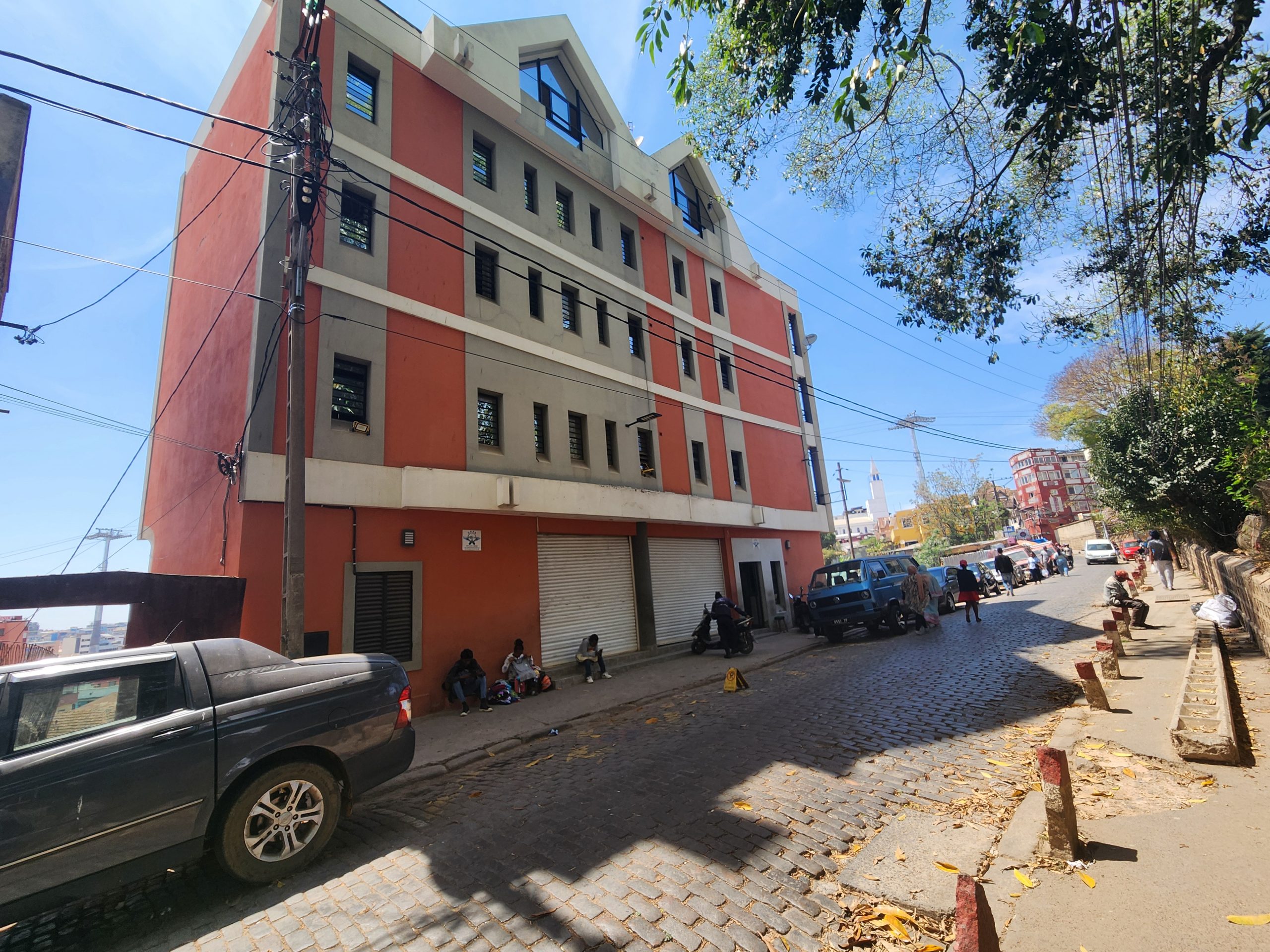 Local, RDC, 170 m2, Isoraka, LC 3241