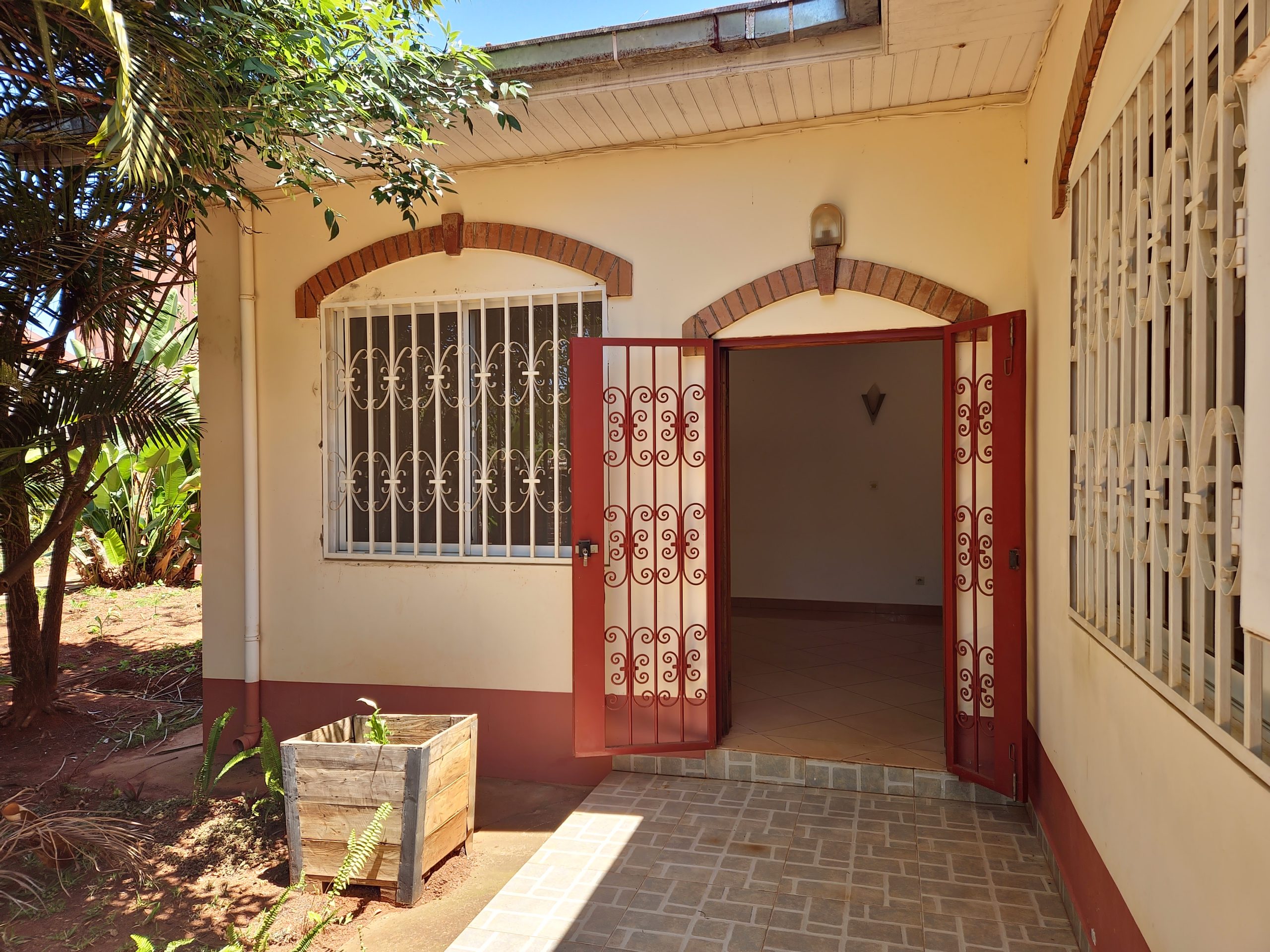 Villa basse, F4, 140 m2, Ambatobe, ML 4472