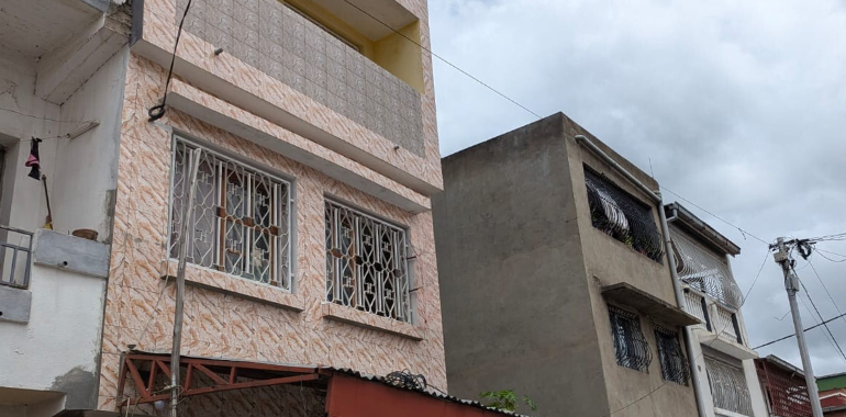 Immeuble de 4 étages, 240 m², 67 Ha, M 050125